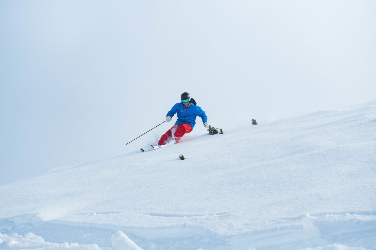 Mężczyzna zjeżdżający na nartach