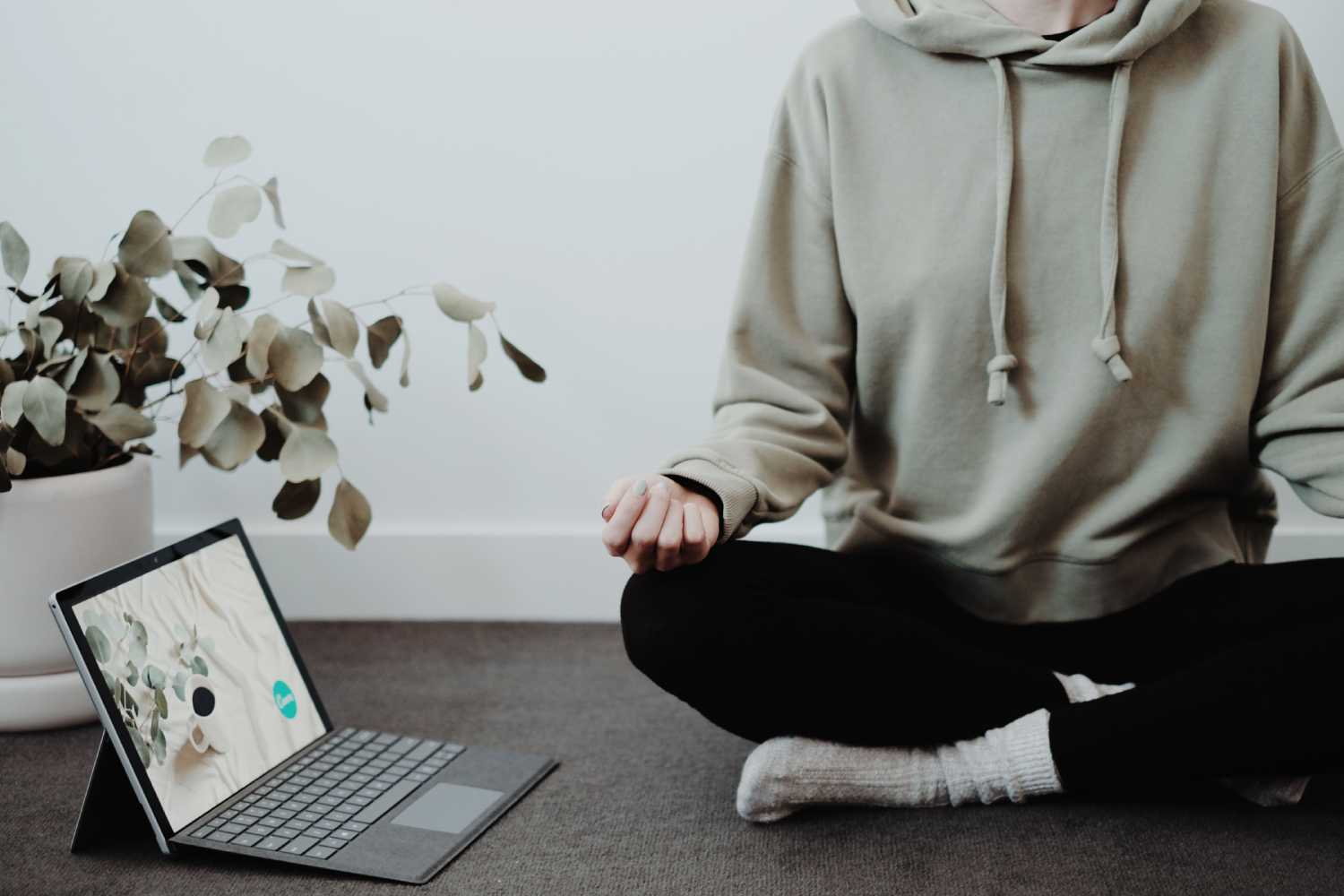 Laptop i medytująca kobieta